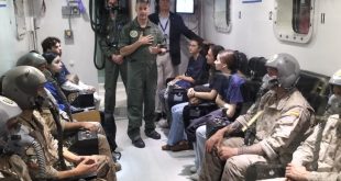 Jóvenes estudiantes realizando pruebas médicas y simulacros de entrenamiento en el CIMA.