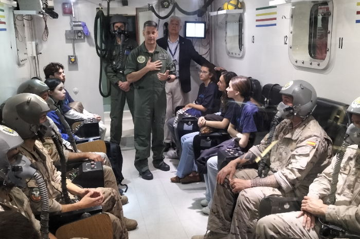 Jóvenes estudiantes realizando pruebas médicas y simulacros de entrenamiento en el CIMA.