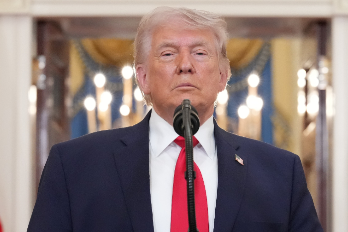 El presidente de Estados Unidos Donald Trump hablando ante la prensa sobre el conflicto en el estrecho de Ormuz.
