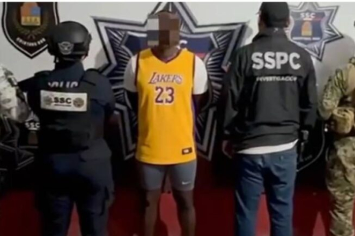 Patrulla de autoridades federales y estatales durante un operativo de seguridad en Cancún Quintana Roo.