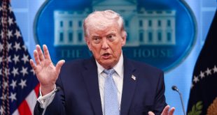 Portaaviones y buques militares de Estados Unidos navegando en formación.