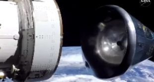 Representación de la cápsula Orión de la NASA entrando en la atmósfera terrestre con el escudo térmico activo.