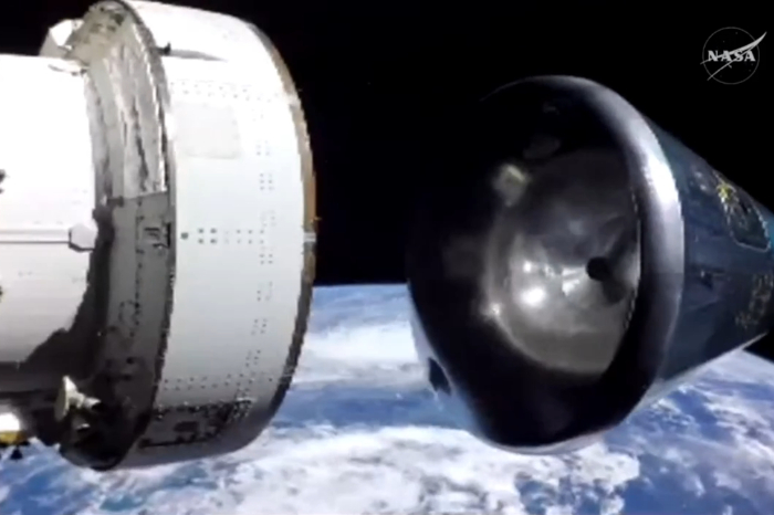 Representación de la cápsula Orión de la NASA entrando en la atmósfera terrestre con el escudo térmico activo.