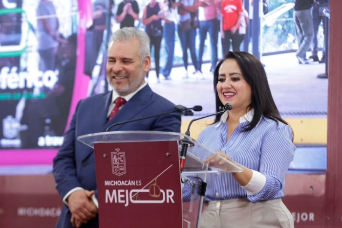 Alfredo Ramírez Bedolla y Gladyz Butanda en conferencia sobre el teleférico