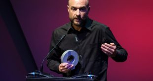 Alberto Vázquez con el galardón al mejor largometraje en Premios Quirino