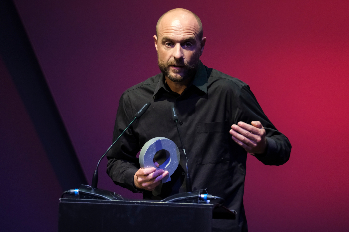 Alberto Vázquez con el galardón al mejor largometraje en Premios Quirino