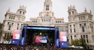 Multitud de jóvenes en la Plaza de Cibeles durante el concierto de la Fiesta de la Resurrección.