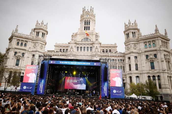 Multitud de jóvenes en la Plaza de Cibeles durante el concierto de la Fiesta de la Resurrección.