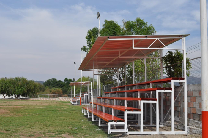 Gabriel Molinero inaugurando gradas en unidad deportiva Las Palmas