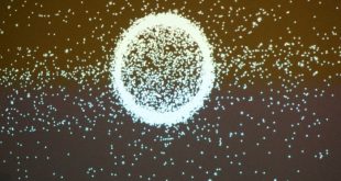 La ingeniera aeroespacial Úrsula Martínez del centro E-USOC explicando avances en tecnología espacial.