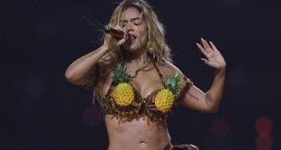 Karol G actuando en el escenario.