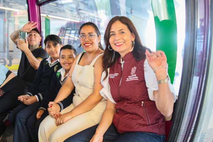 Cabinas del teleférico de Uruapan sobrevolando la zona urbana de Michoacán.