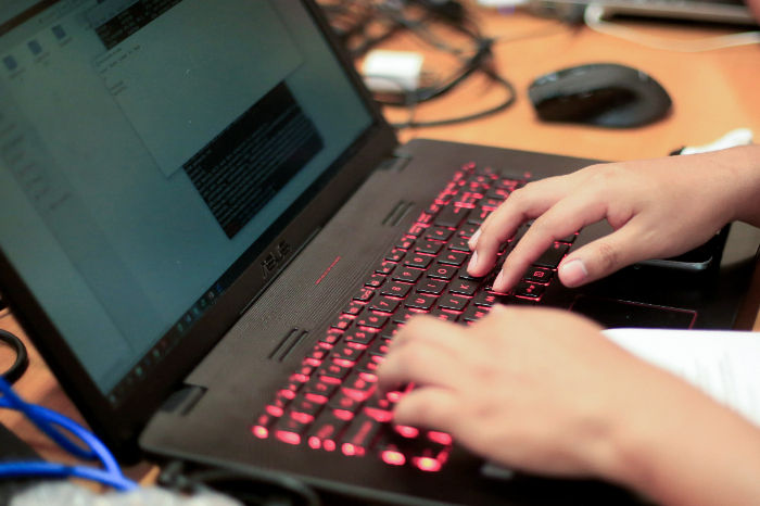 Representación conceptual de datos digitales cifrados y un procesador de computación cuántica.