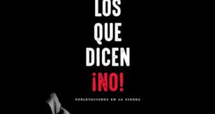 El director Ángel Flores durante una proyección comunitaria en la Sierra Norte de Puebla.