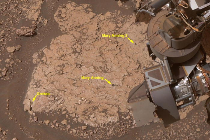 El rover Curiosity de la NASA explorando la superficie rocosa del Cráter Gale en Marte.