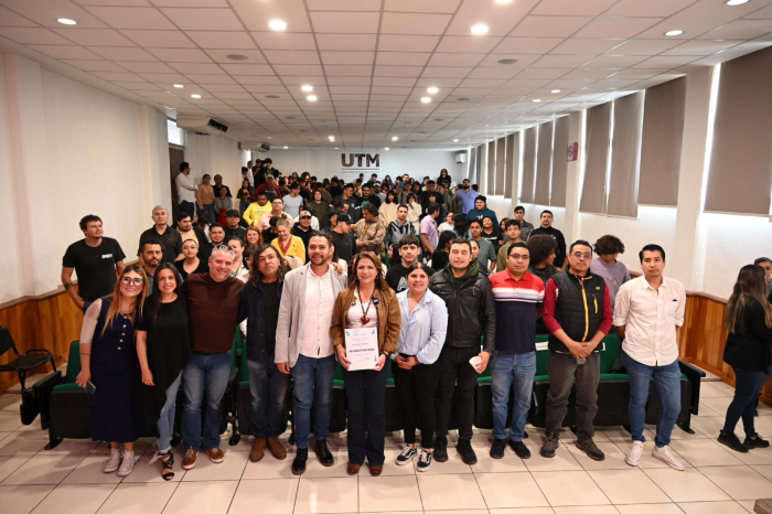 La diputada Fabiola Alanís en un encuentro con jóvenes universitarios en Michoacán.