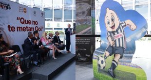 Jóvenes participando en dinámica digital de educación sexual sobre fondo de estadio de fútbol.
