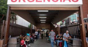 Investigador en laboratorio de biotecnología analizando muestras de sangre para estudio de miositis.