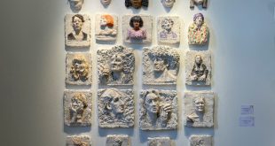 Escultura en bronce de Enzo Ferrari del artista Jethro Crabb en la exposición FACE Londres.