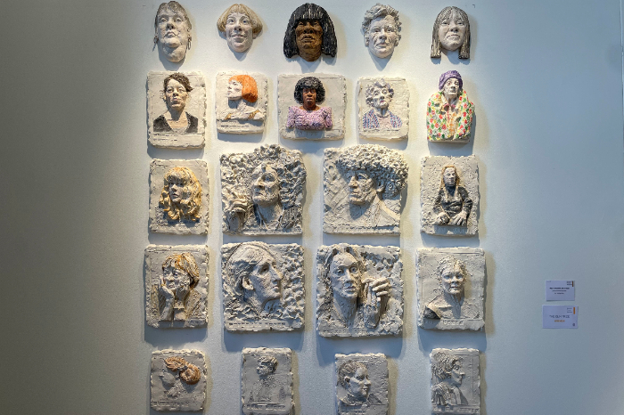 Escultura en bronce de Enzo Ferrari del artista Jethro Crabb en la exposición FACE Londres.