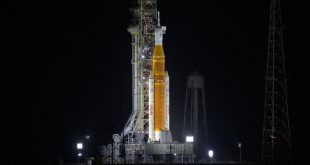 Cohete SLS y cápsula Orión de la misión Artemis II en la plataforma de lanzamiento del Centro Espacial Kennedy