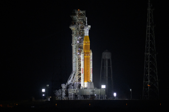 Cohete SLS y cápsula Orión de la misión Artemis II en la plataforma de lanzamiento del Centro Espacial Kennedy