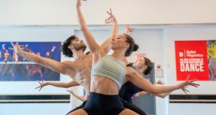 Bailarines del Ballet Hispánico New York realizando una coreografía contemporánea en el escenario.