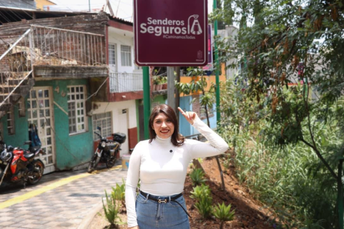 Alejandra Anguiano González de Seimujer supervisando obras de movilidad en Michoacán.