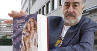 Portada del libro 'Latinas. El nuevo poder musical' de Juan Carlos Gomi sobre un fondo que evoca la cultura latinoamericana.