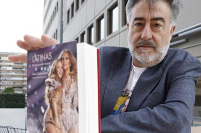 Portada del libro 'Latinas. El nuevo poder musical' de Juan Carlos Gomi sobre un fondo que evoca la cultura latinoamericana.