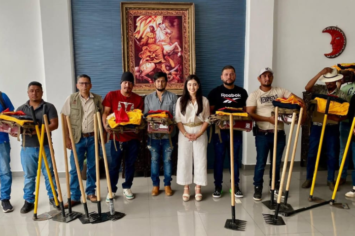 La Presidenta Municipal Yohana Mendoza sonríe junto a brigadistas durante la entrega de equipamiento forestal en Ario.