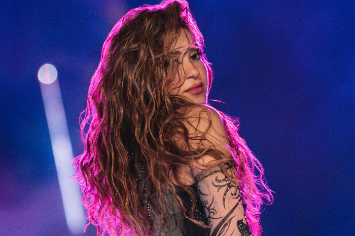 hakira en concierto durante su gira mundial Las Mujeres Ya No Lloran