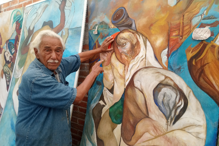 El muralista mexicano Melchor Peredo García trabajando en una de sus obras al fresco con una caña de bambú.