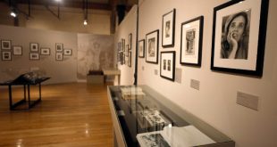 Visitantes recorriendo la exposición de Elena Poniatowska en el Museo del Estanquillo, con fotografías y objetos personales de la escritora.