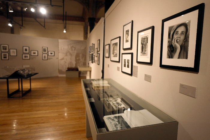 Visitantes recorriendo la exposición de Elena Poniatowska en el Museo del Estanquillo, con fotografías y objetos personales de la escritora.