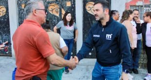 El Secretario del Ayuntamiento de Morelia, Yankel Benítez Silva, saludando a vecinos de la colonia Pablo González durante una jornada de atención ciudadana.