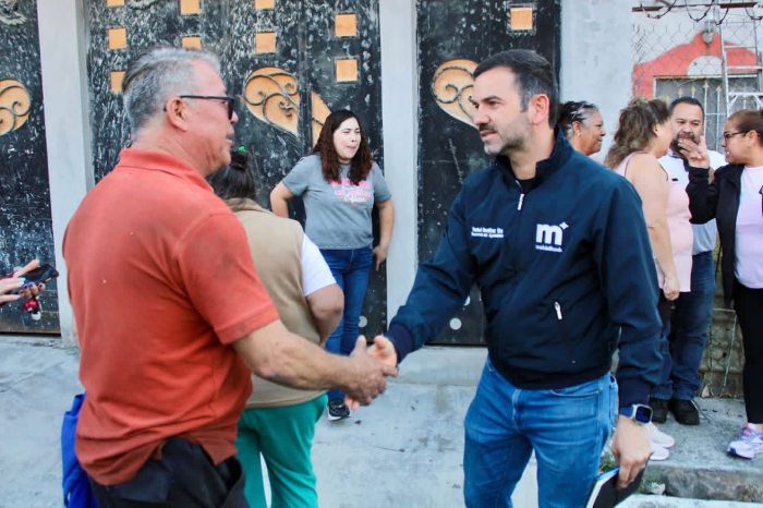 El Secretario del Ayuntamiento de Morelia, Yankel Benítez Silva, saludando a vecinos de la colonia Pablo González durante una jornada de atención ciudadana.