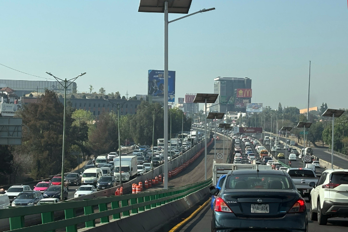 Usuario en Ciudad de México utilizando una aplicación de movilidad en su celular