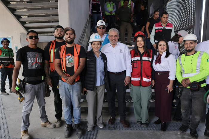 Cabinas del nuevo teleférico de Uruapan sobrevolando la ciudad como parte del sistema de transporte moderno en Michoacán.