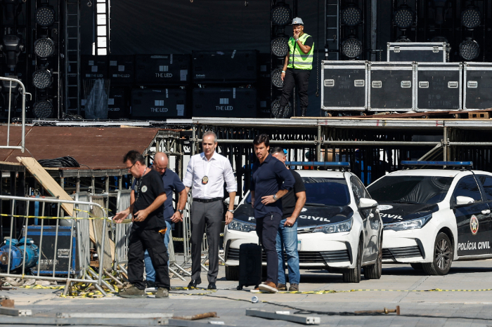 : Cinta de seguridad policial y equipo de rescate en zona de construcción en Río de Janeiro.