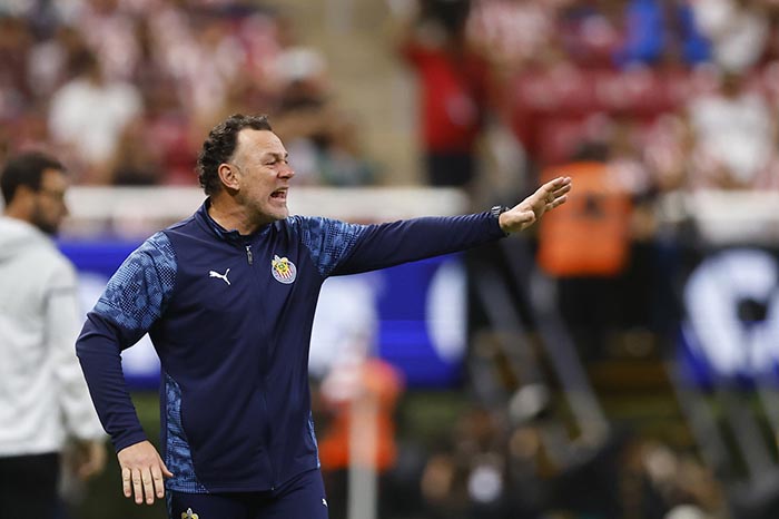 Gabriel Milito, director técnico de las Chivas, durante la conferencia de prensa en el Estadio Akron.