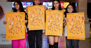 Cuatro jóvenes muestran carteles de la Gira de Documentales Ambulante 2026 en Michoacán, anunciando las fechas del 16 al 26 de abril.