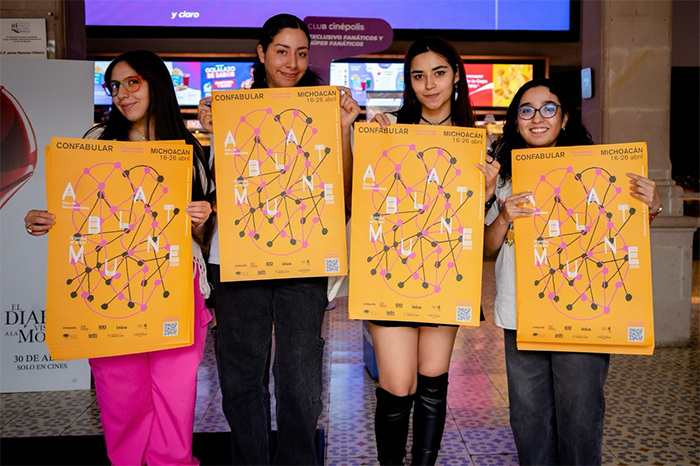Cuatro jóvenes muestran carteles de la Gira de Documentales Ambulante 2026 en Michoacán, anunciando las fechas del 16 al 26 de abril.