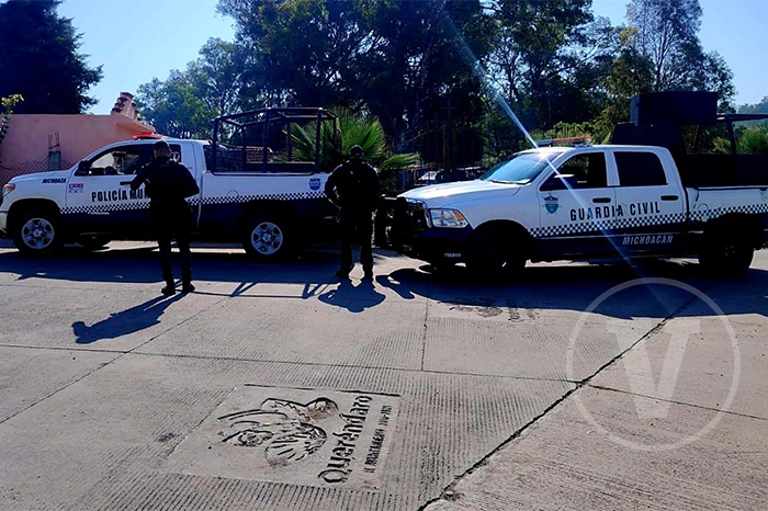 Acordonamiento policial en la colonia El Calvario de Queréndaro tras el hallazgo de restos humanos.