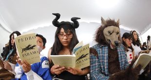 Lectura pública de la novela Pedro Páramo en la explanada universitaria de Guadalajara.