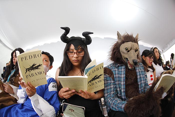 Lectura pública de la novela Pedro Páramo en la explanada universitaria de Guadalajara.