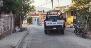 Elementos de la Policía Municipal y soldados resguardando la escena de un crimen en la colonia Revolución de Jacona.