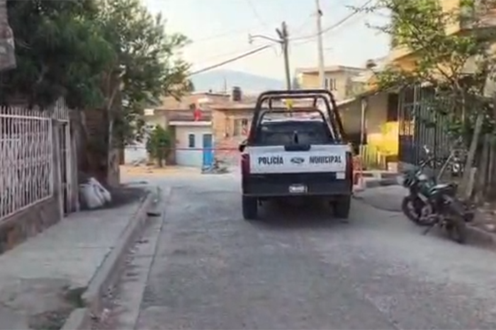 Elementos de la Policía Municipal y soldados resguardando la escena de un crimen en la colonia Revolución de Jacona.