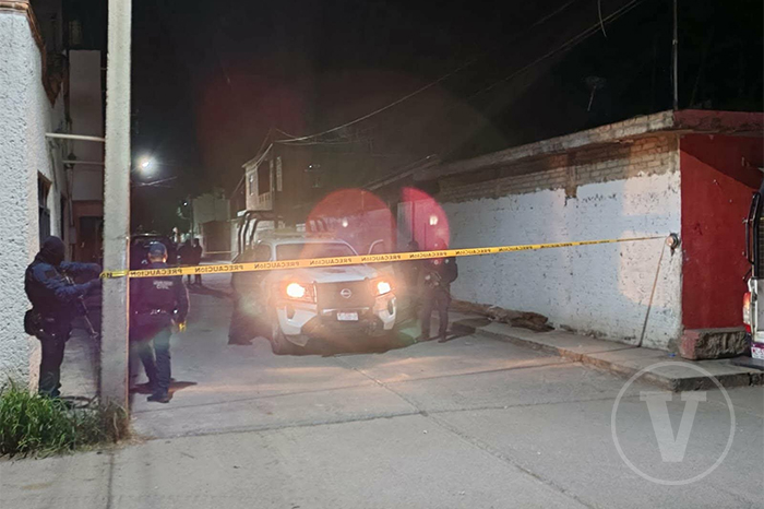 Elementos de la policía local y peritos de la USPEC resguardando una vivienda en la calle Benito Juárez de La Goleta, Charo.