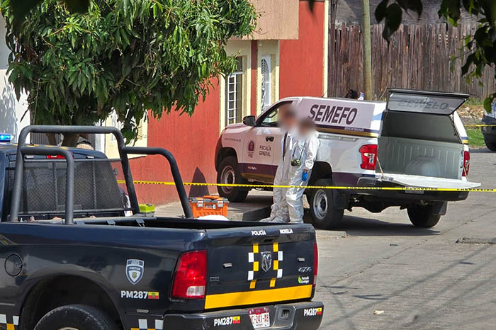 Acordonamiento policial de la calle Paseo de Las Lomas en la colonia Loma Larga tras homicidio.